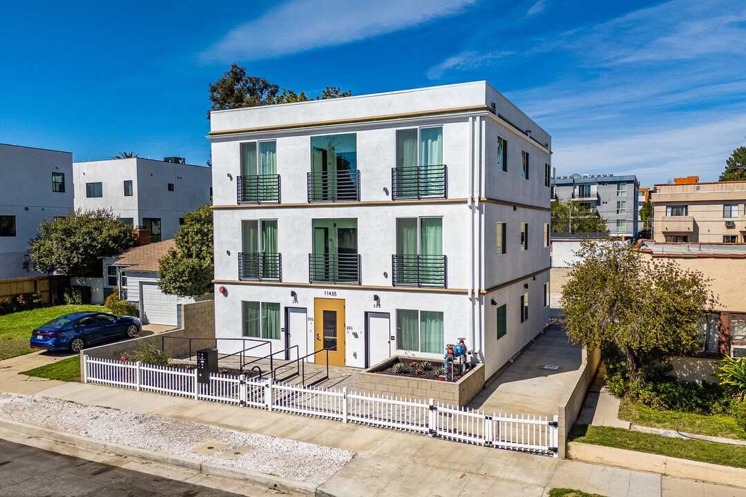 11435 Cumpston St in Los Angeles, CA - Foto de edificio