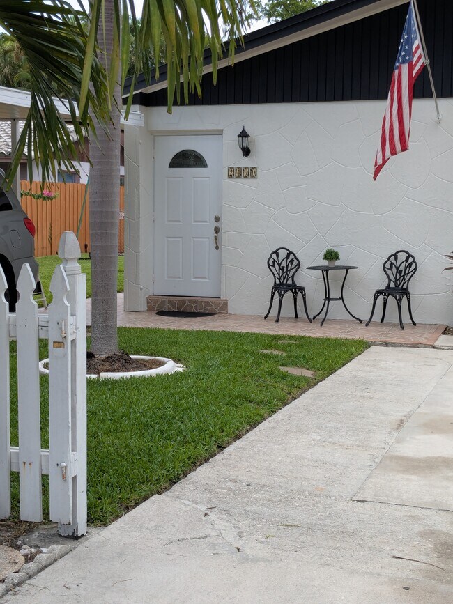 2490 NE 184th St, Unit 2490 in North Miami Beach, FL - Building Photo - Building Photo