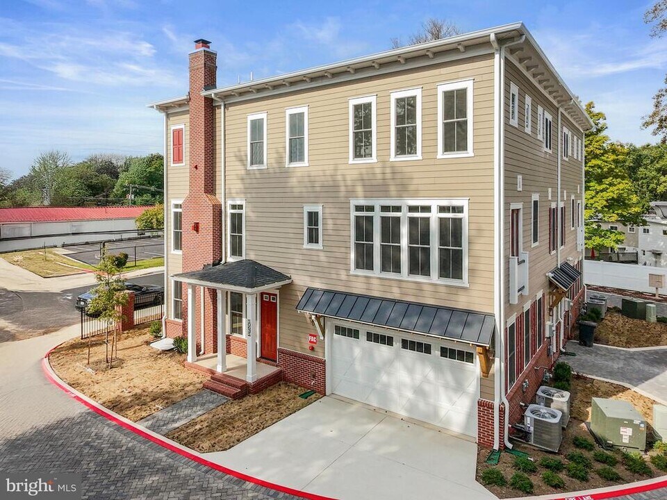 10631 Pocket Pl in Fairfax, VA - Foto de edificio
