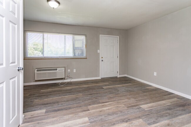 Southmont Apartments in Knoxville, TN - Building Photo - Interior Photo