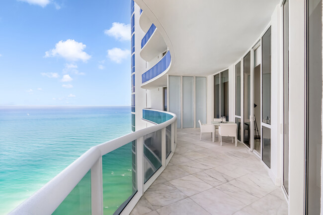 15901 Collins Ave, Unit 3303 in Sunny Isles Beach, FL - Building Photo - Building Photo