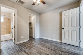 Oak Manor Apartments in Pasadena, TX - Building Photo - Building Photo