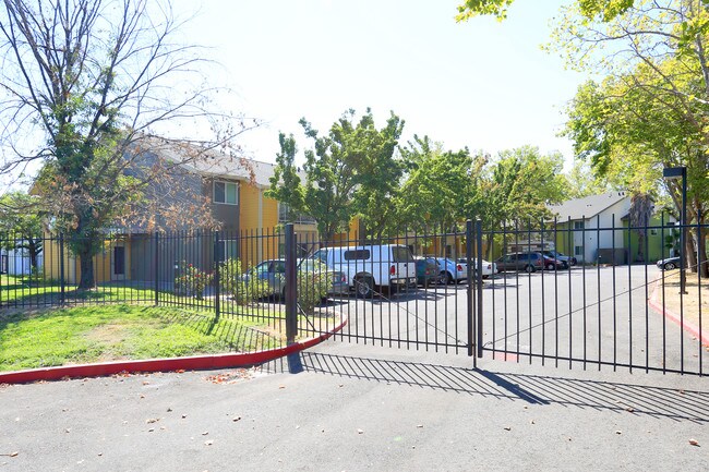 Woodhaven Senior Residences in Sacramento, CA - Foto de edificio - Building Photo