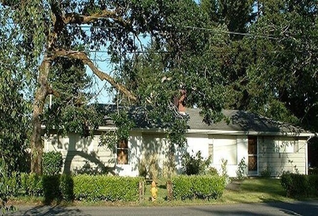 9725 Lake Steilacoom Dr SW in Lakewood, WA - Building Photo - Building Photo