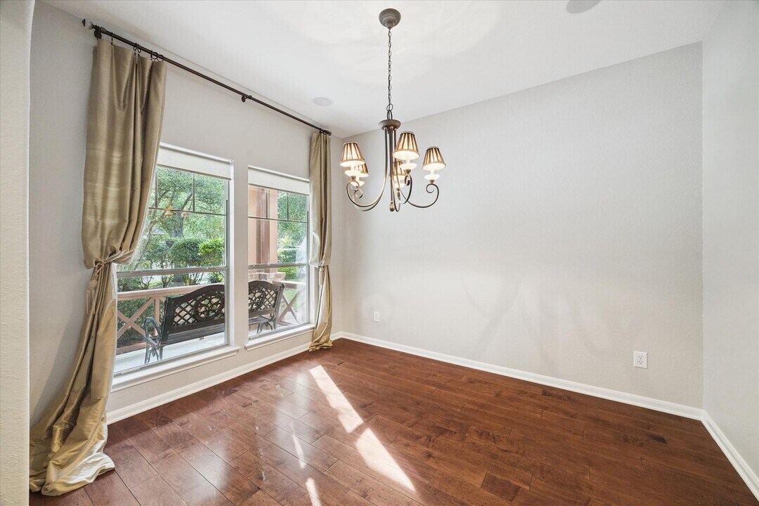 6 Douvaine Ct in The Woodlands, TX - Building Photo