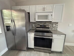 8013 Lake Dr in Doral, FL - Building Photo - Building Photo