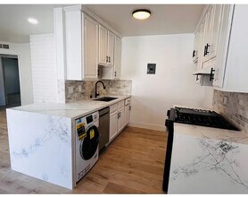 17082 Emerald Ln, Unit B in Huntington Beach, CA - Building Photo - Building Photo