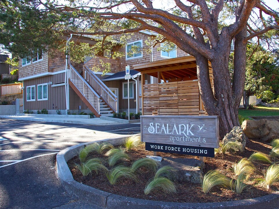 Sea Lark Apartments in Cannon Beach, OR - Building Photo