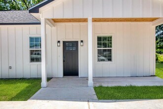 205 Charles St-Unit -B in Cleveland, TX - Building Photo - Building Photo