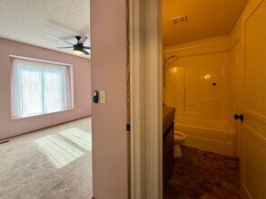 11420 E Pine Meadow Ct in Wichita, KS - Foto de edificio - Building Photo