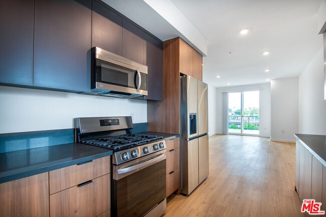 14333 Sylvan St in Los Angeles, CA - Building Photo - Building Photo