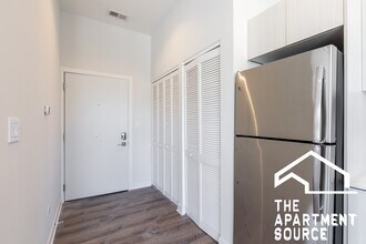 2247 W Lawrence Ave, Unit 403 in Chicago, IL - Building Photo - Building Photo