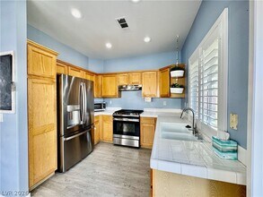 8645 Emerald Grove Way in Las Vegas, NV - Building Photo - Building Photo