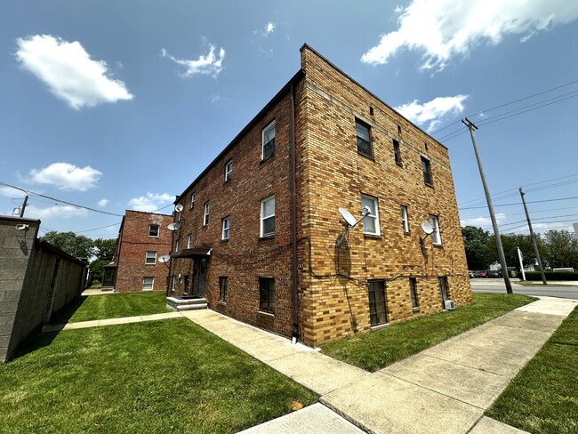 4200 Ridge Rd, Unit APT 2 in Brooklyn, OH - Building Photo - Building Photo