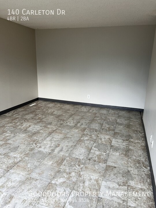 140 Carleton Dr in Saskatoon, SK - Building Photo