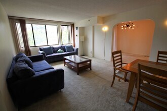 1732 Beacon St, Unit 304 in Brookline, MA - Building Photo - Building Photo