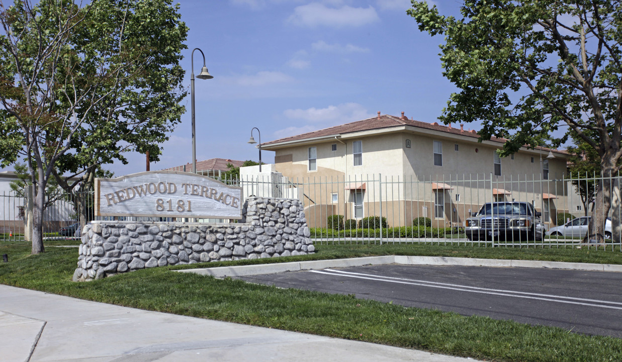 Redwood Terrace in Fontana, CA - Foto de edificio