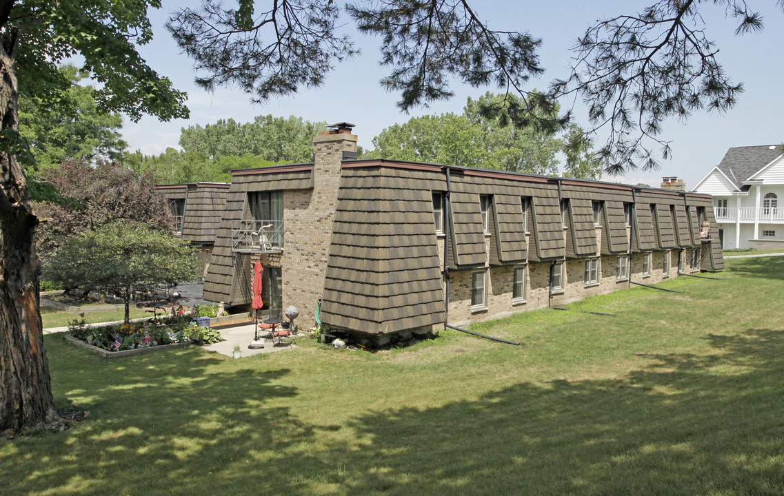 Crow's Nest Apartments in De Pere, WI - Building Photo