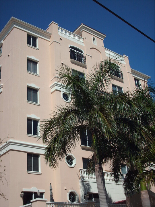 Golden Bay in Sarasota, FL - Foto de edificio