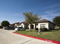 Eden Place Apartments in Seguin, TX - Foto de edificio - Building Photo