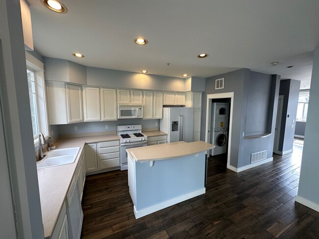 11899 SE 4th Pl in Bellevue, WA - Building Photo - Building Photo