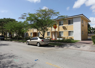 1300 Salzedo St in Coral Gables, FL - Foto de edificio - Building Photo