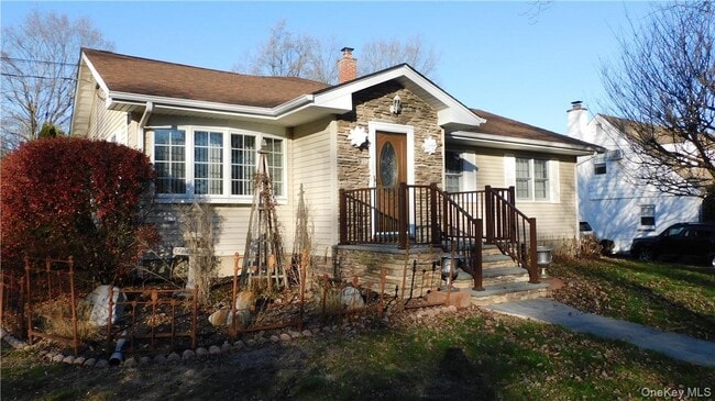 10 S Nauraushaun Rd in Pearl River, NY - Building Photo - Building Photo