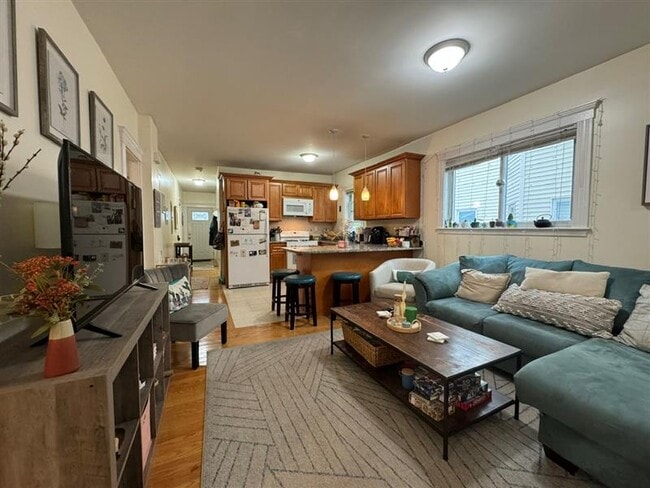 29 Belknap St, Unit 2 in Somerville, MA - Building Photo - Building Photo