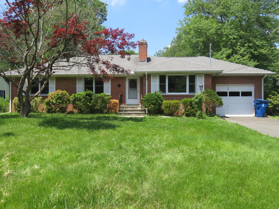 30 Holmes Cir in Farmington, CT - Building Photo