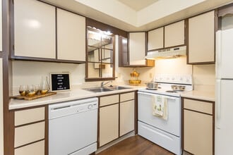 Nottingham Place Apartments in Kalamazoo, MI - Building Photo - Interior Photo