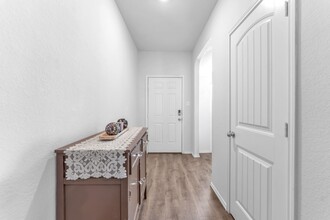 8038 Falcon Meadow Dr in Converse, TX - Building Photo - Building Photo
