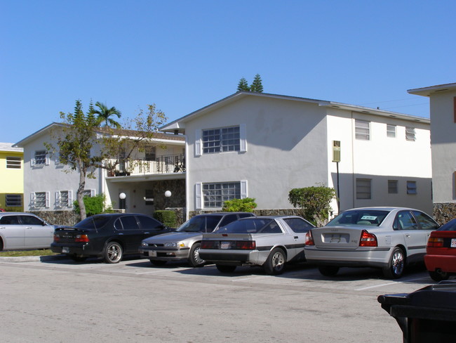 2131 NE 168th St in North Miami Beach, FL - Building Photo - Building Photo