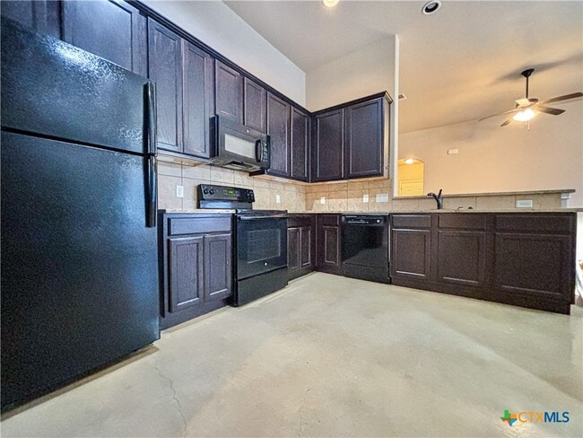 property at 752 Saengerhalle Rd