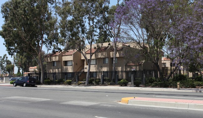 Douglas Park Apartments in Compton, CA - Foto de edificio - Building Photo