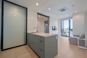 6401 Wilshire Blvd in Los Angeles, CA - Building Photo - Building Photo