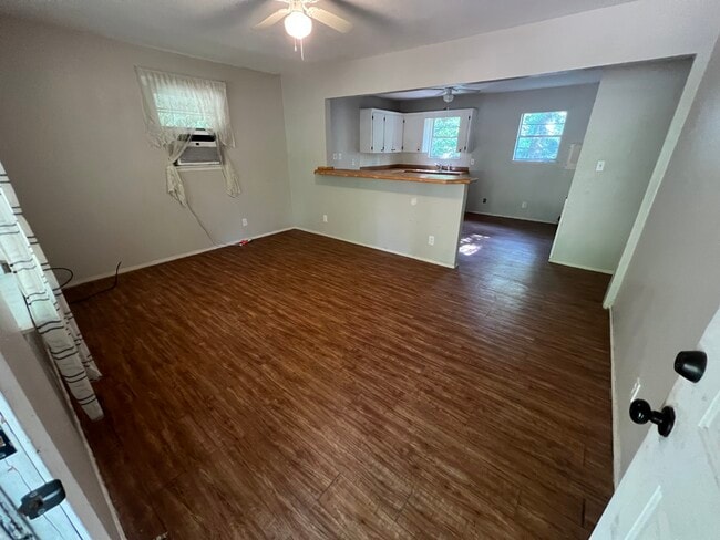 420 RS County Rd 3333 in Emory, TX - Foto de edificio - Building Photo