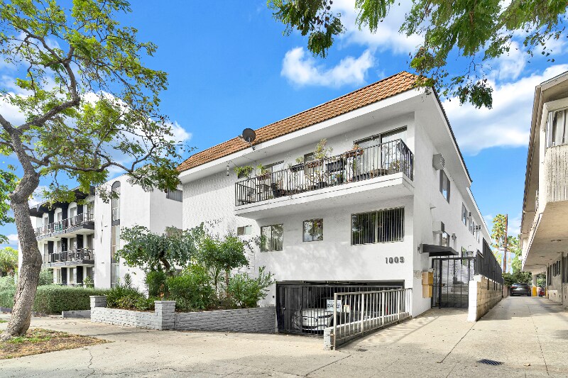 1009 N Edinburgh Ave in West Hollywood, CA - Building Photo