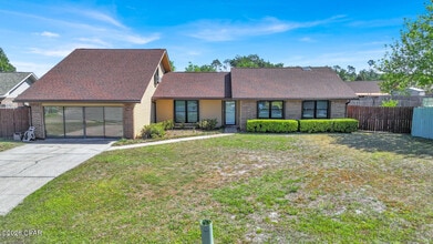 7525 Melody Ln in Panama City, FL - Foto de edificio - Building Photo