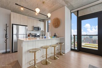 1050 W Van Buren St in Chicago, IL - Building Photo - Building Photo