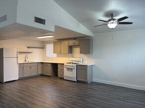 1817 E St Louis Ave in Las Vegas, NV - Building Photo - Building Photo