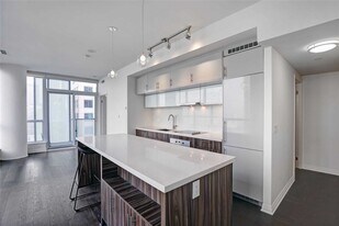 8 Mercer St in Toronto, ON - Building Photo