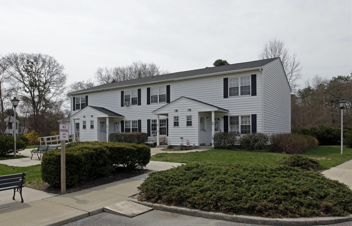 Hampton Bay Apartments in Hampton Bays, NY - Foto de edificio