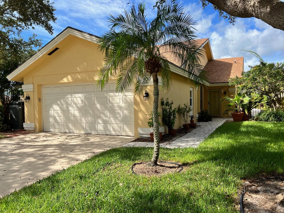 100 Cape Pointe Cir in Jupiter, FL - Foto de edificio