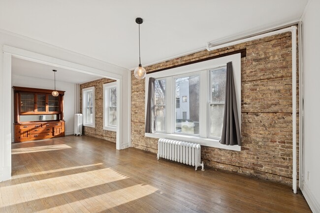 3018 W Schubert Ave, Unit One in Chicago, IL - Foto de edificio - Building Photo