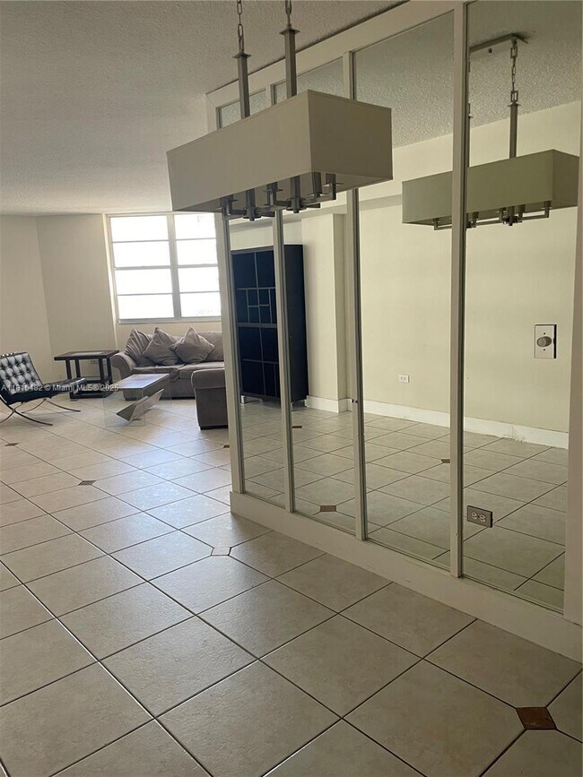 801 Brickell Bay Dr, Unit 767 in Miami, FL - Building Photo - Building Photo