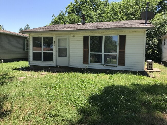 property at 816 W Howell St