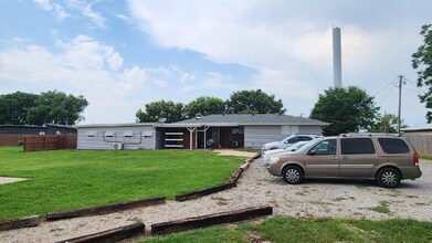 11889 Indian Trails Rd, Unit 2 in Marietta, OK - Building Photo - Building Photo