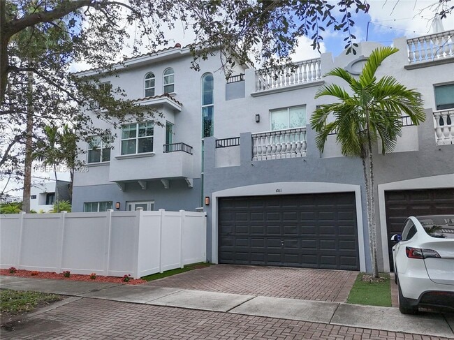 601 NE 11th Ave in Fort Lauderdale, FL - Building Photo - Building Photo