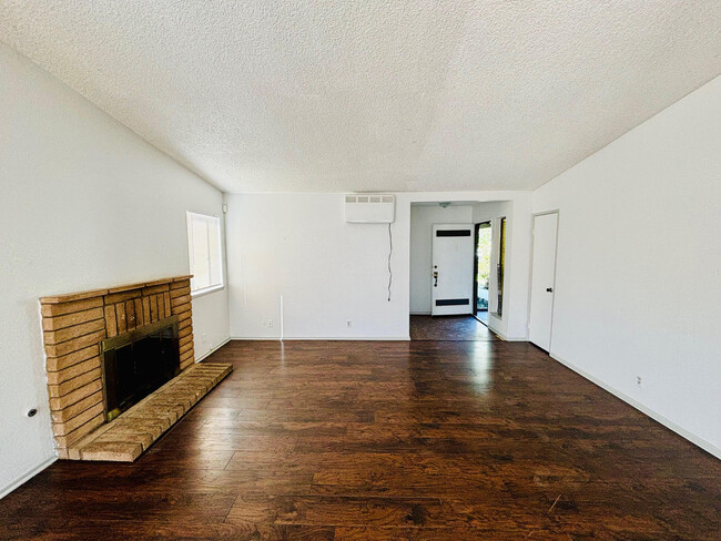 2308 Edam St in Lancaster, CA - Foto de edificio - Building Photo