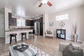 445 W Mountain Sage Dr in Phoenix, AZ - Building Photo - Building Photo